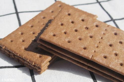 山东钙奶饼干娱乐吃瓜酱,揭秘网红零食背后的故事